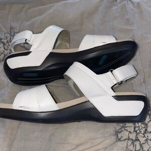 Aravon women’s Katherine sandal size 8 made with leather